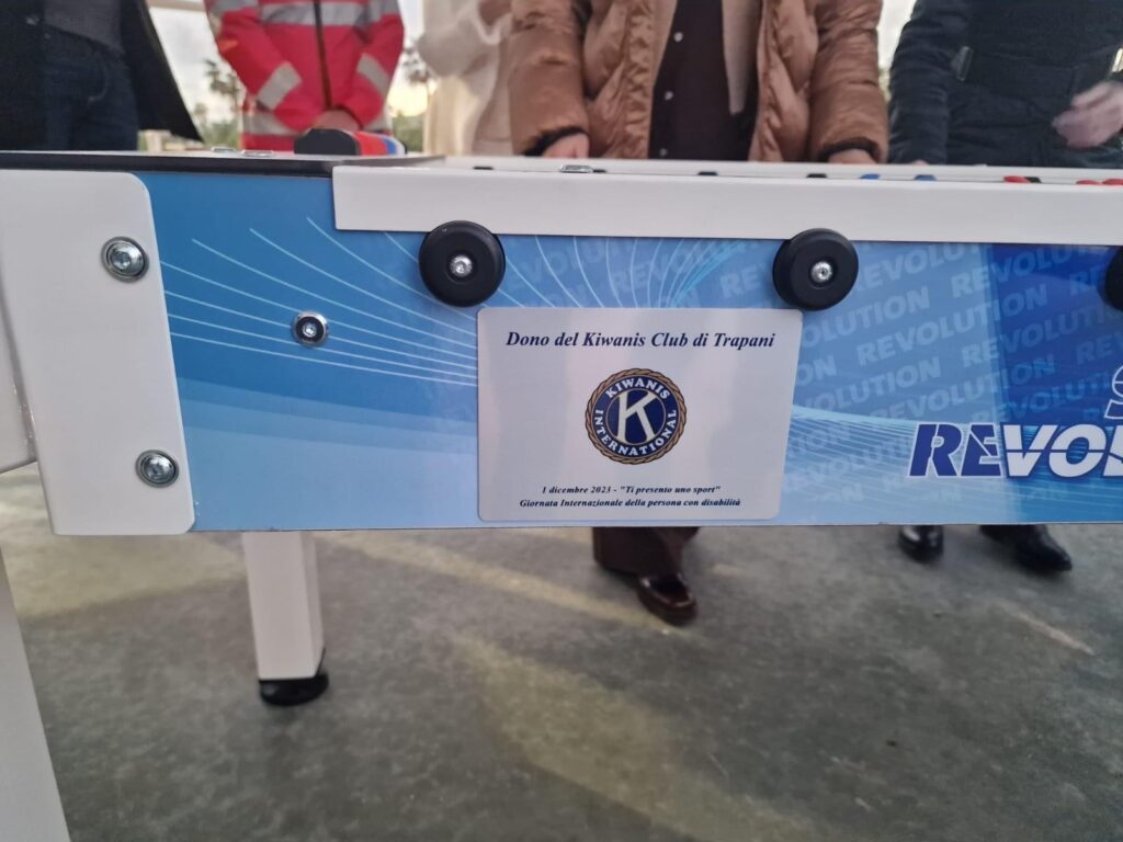 IL KIWANIS TRAPANI REGALA AL COMUNE DI ERICE UN CALCIOBALILLA PER DISABILI 1 IMG 0108