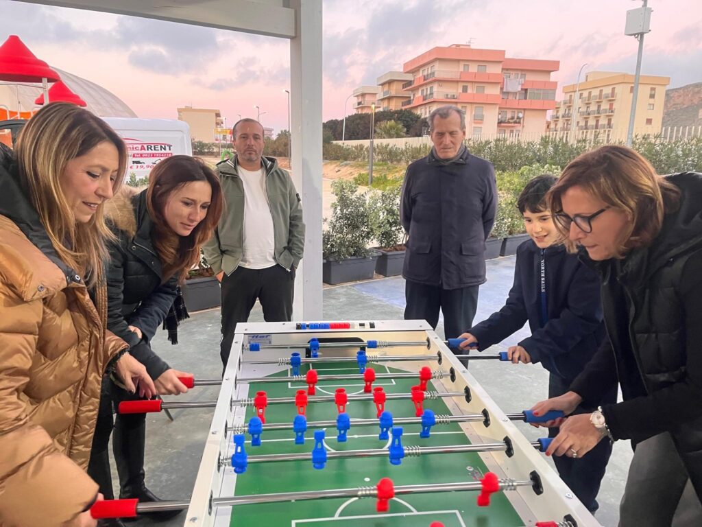 IL KIWANIS TRAPANI REGALA AL COMUNE DI ERICE UN CALCIOBALILLA PER DISABILI 2 IMG 0109