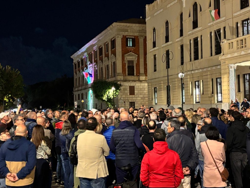 SI E’ SVOLTA QUESTO POMERIGGIO LA MANIFESTAZIONE A SOSTEGNO DELLA TRAPANI SHARK 1 3d15b84c 2b92 48ad b6c3 b7d167b653c8